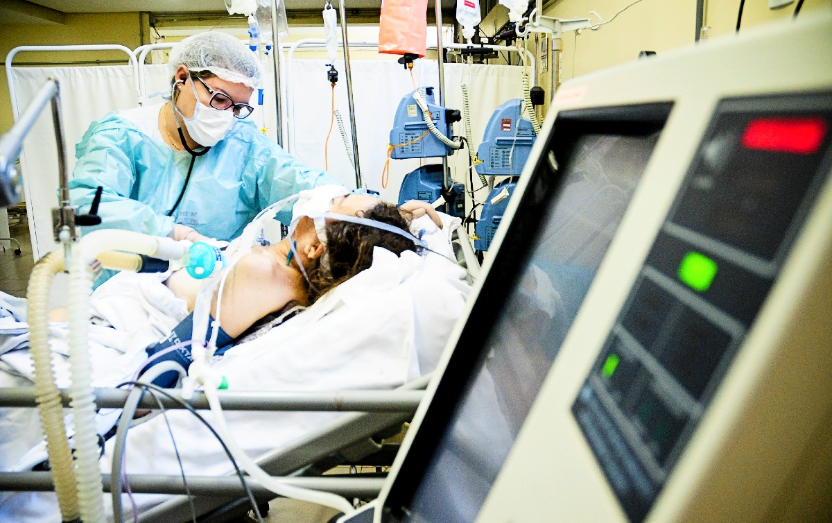 Brasil fecha mais uma semana acima de 400 mil novos casos de covid